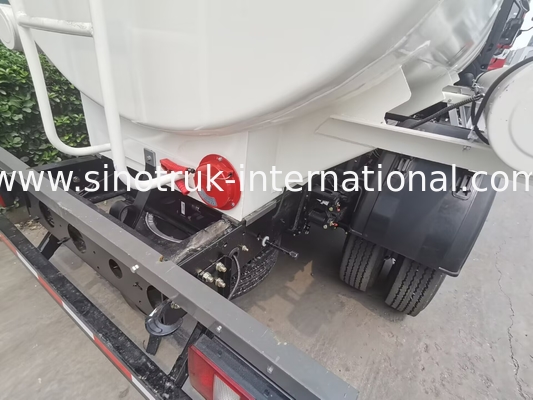 SINOTRUK HOWO 4X2 6 바퀴 오일 탱크 트럭 5-6CBM 유동 미터와 함께 단일 칸