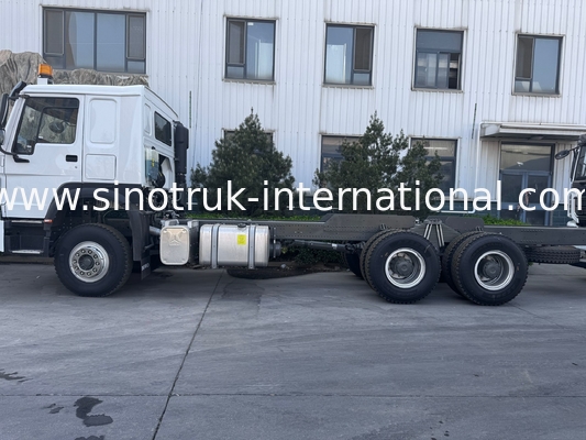 SINOTRUK HOWO 트럭 차시 SINOTRUK 엔진371HP 6 × 4 RHD 경고등으로 사용된 덤프 트럭 화물 트럭 물 트럭