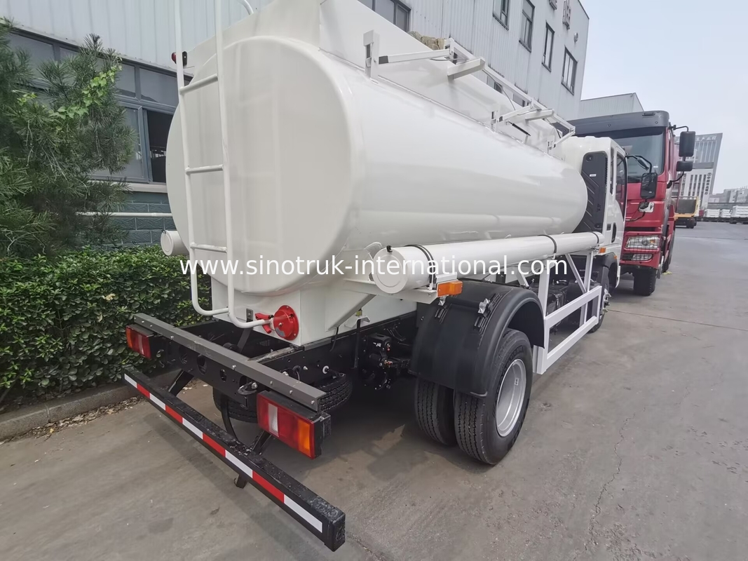 SINOTRUK HOWO 4X2 6 바퀴 오일 탱크 트럭 5-6CBM 유동 미터와 함께 단일 칸