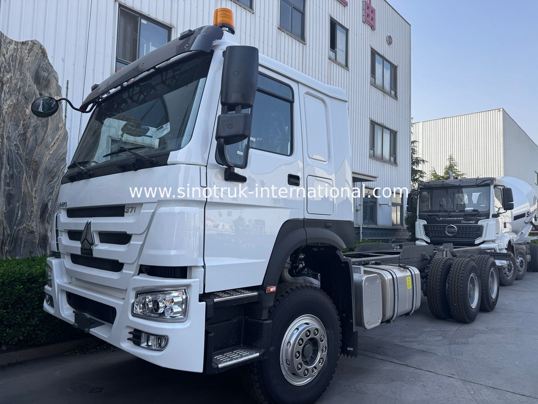 SINOTRUK HOWO 트럭 차시 SINOTRUK 엔진371HP 6 × 4 RHD 경고등으로 사용된 덤프 트럭 화물 트럭 물 트럭