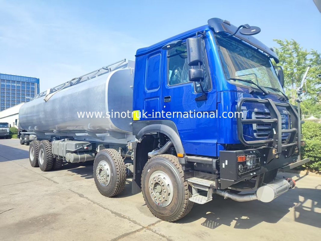 중량 HOWO 8*4 400HP LHD 연료 트럭 40CBM 장거리 연료 유통용 듀얼 탱크 시스템